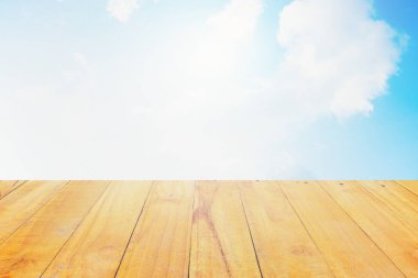 Bulanıklık serin mavi gökyüzü beyaz bulut eski Ahşap masa ile 