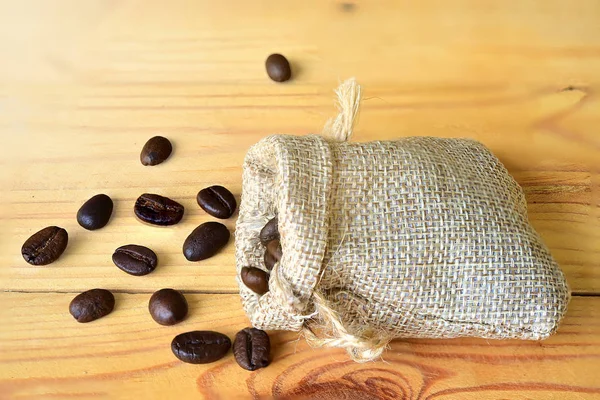 Granos de café tostados sobre fondo blanco — Foto de Stock