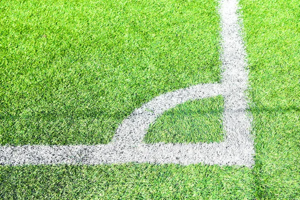 Sudut sepak bola garis putih di lapangan hijau — Stok Foto