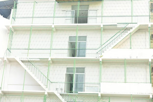 白色消防逃生楼梯，砖砌公寓在建筑墙上 — 图库照片