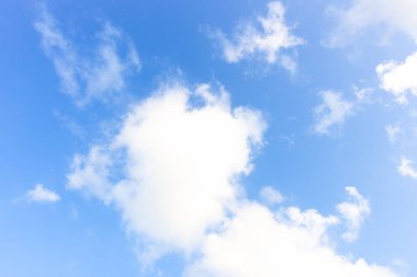 Doğa parlak mavi gökyüzü beyaz bulutlar kara zemin üzerinde. Bev bugün