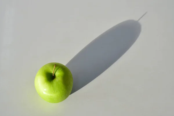 흰 배경에는 싱싱 한 녹색 사과가 분리되어 있다. 찌는 듯 한 길, 수 — 스톡 사진