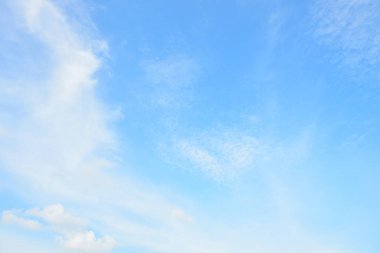 Mavi gökyüzü beyaz bulut beyaz arka plan. Güzel gökyüzü ve bulutlar 