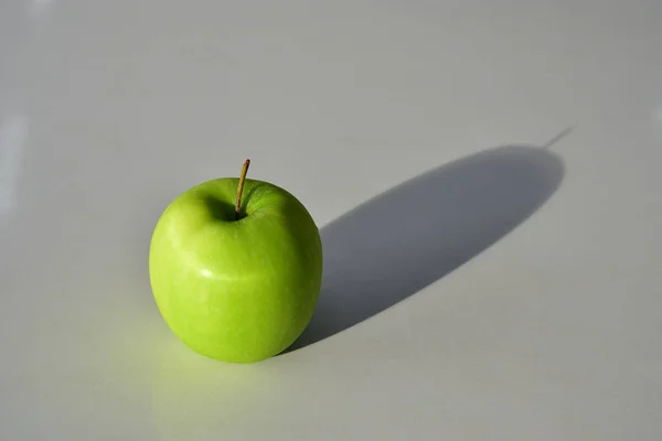 Pomme verte fraîche isolée sur fond blanc. coucher de soleil — Photo