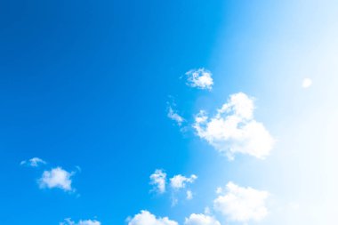 Doğa parlak mavi gökyüzü beyaz bulutlar kara zemin üzerinde. Bev bugün