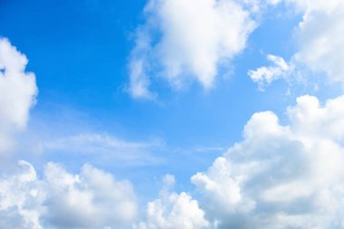 Mavi gökyüzü beyaz bulut beyaz arka plan. Güzel gökyüzü ve bulutlar 