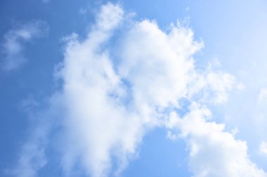 Mavi gökyüzü beyaz bulut beyaz arka plan. Güzel gökyüzü ve bulutlar 