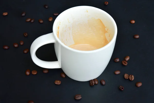 Koyu ahşap masa üzerinde kahve boş kap birçok COFF var