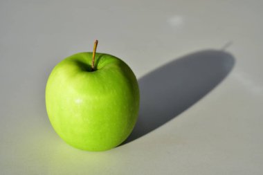 Taze Yeşil Elma, Beyaz Arkaplanda izole edildi. Kırpma Yolu, su