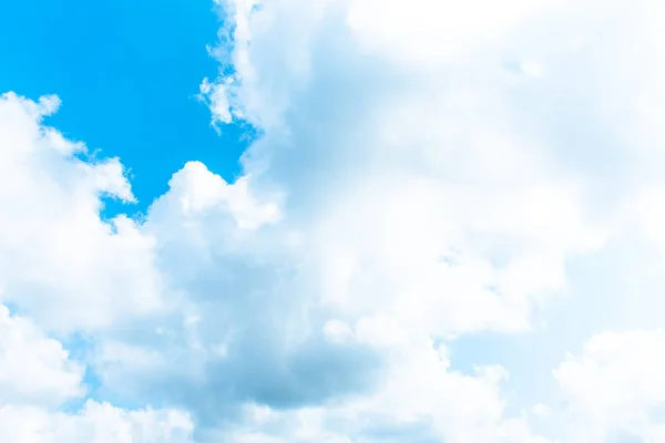 자연 밝은 푸른 하늘 검은 땅에 흰색 구름. 미용 (것)과 함께 한 — 스톡 사진