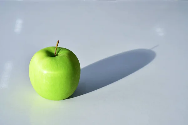 흰 배경에는 싱싱 한 녹색 사과가 분리되어 있다. 찌는 듯 한 길, 수 — 스톡 사진