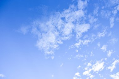 Arka plan için mavi gökyüzü ve beyaz bulutlar