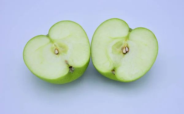 흰 배경에는 싱싱 한 녹색 사과가 분리되어 있다. 길을 끊는 모습 — 스톡 사진
