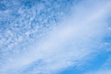 Arka plan için mavi gökyüzü beyaz bulutları