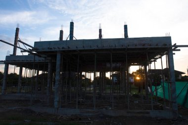 Rayong, Tayland - 25 Mart 2020 Tanımlanamayan iş, inşaat, takım çalışması ve inşaat işçileri bölgede çalışıyor.
