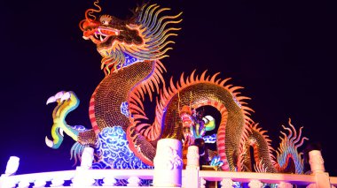 Nakhon sawan şehri Tayland turistleri Çin Yeni Yıl Fener Festivali, Ejderha Çin Yeni Yılı ve Çin Ejderha Feneri 'ni ziyarete geliyor.