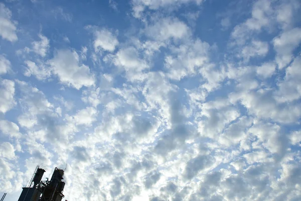 Arka plan için mavi gökyüzü ve beyaz bulutlar