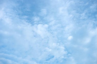 Arka plan için mavi gökyüzü beyaz bulutları