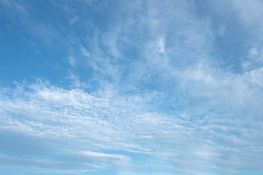 Arka plan için mavi gökyüzü beyaz bulutları