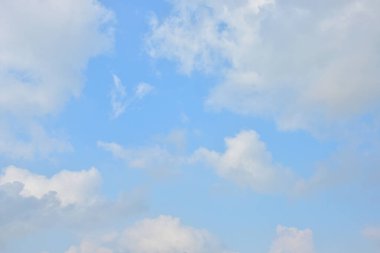 Mavi gökyüzü beyaz bulut arkaplanı. Güzel gökyüzü ve bulutlar öğleden sonra.
