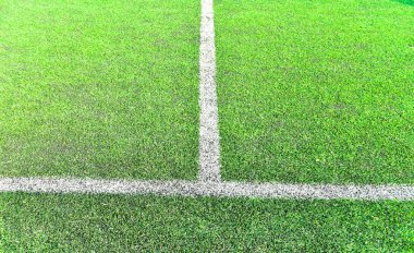 Yeşil sahada beyaz çizgi futbol köşesi