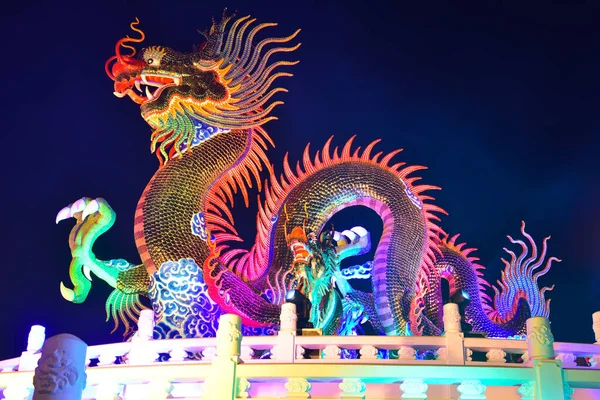 ナコンサワン市タイ観光客は 中国の旧正月ランタンフェスティバル ドラゴン中国の旧正月 中国のドラゴンランタンを訪問するようになります — ストック写真