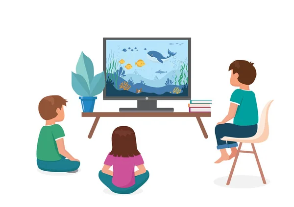 Çocuklar televizyon izler. Erkekler ve bir kız yerde oturup okyanusla ilgili bir eğlence programı izliyorlar.