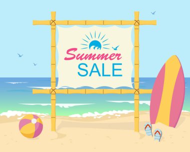 Yaz indirimi afişi. Deniz kenarındaki bambu reklam panosu. Yan tarafta bir sörf tahtası ve top var..