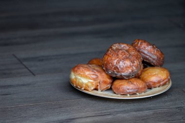 Tabakta yenmeyi bekleyen bir demet çörek