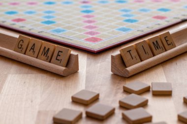 Scrabble masası oyunu Scrabble fayans büyüsüyle 