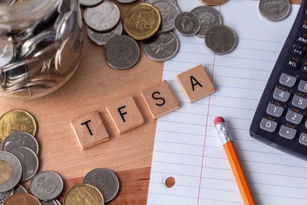 Tfsa 단어를 둘러싼 계산기가있는 타일로 철자되었습니다 — 스톡 사진