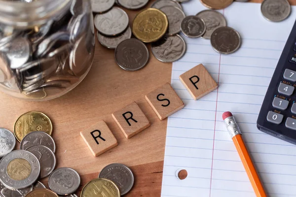 Rrsp Registrerade Pensionssparande Plan Preciseras Trä Brev Plattor Med Pengar — Stockfoto