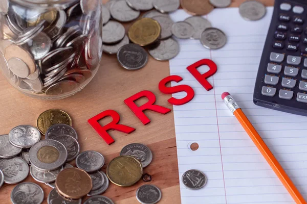 Rrsp 注册退休储蓄计划 用木信瓷砖拼写 周围有钱 纸和计算器 — 图库照片