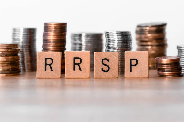 Rrsp 注册退休储蓄计划 在木砖中拼写 背景是硬币 — 图库照片