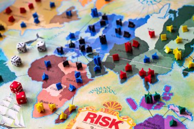 1975 Risk tahtası oyunu - Kartlar, zarlar ve jetonlar ile