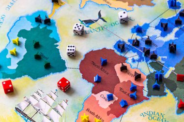 1975 Risk tahtası oyunu - Kartlar, zarlar ve jetonlar ile