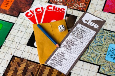 Clue 1972 (Second Edition) - Bir kontrol listesi, belirteçleri, zar, kalem, kartlar ve kontrol listesi tüm oyun oynamaya hazır ile kurulu