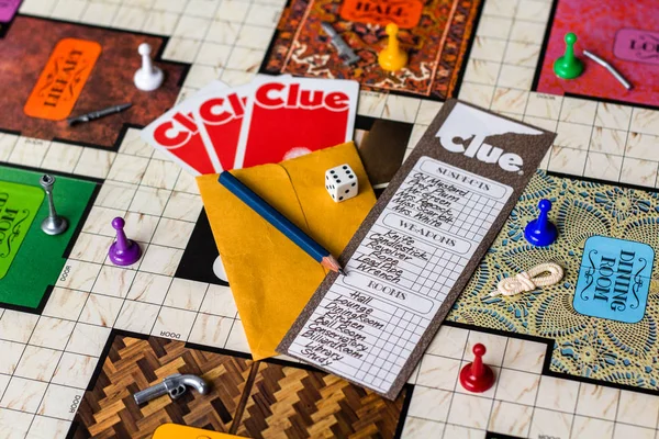 Clue 1972 (Second Edition) - Bir kontrol listesi, belirteçleri, zar, kalem, kartlar ve kontrol listesi tüm oyun oynamaya hazır ile kurulu