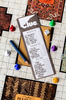 Clue 1972 (Second Edition) - Bir kontrol listesi, belirteçleri, zar, kalem, kartlar ve kontrol listesi tüm oyun oynamaya hazır ile kurulu