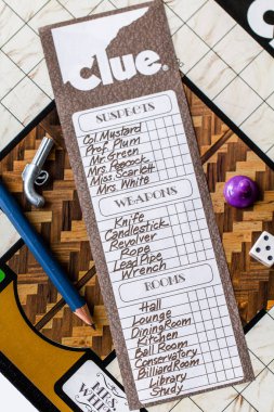 Clue 1972 (Second Edition) - Bir kontrol listesi, belirteçleri, zar, kalem, kartlar ve kontrol listesi tüm oyun oynamaya hazır ile kurulu