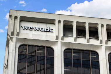 Vancouver, B.C. Kanada şehir merkezinde ki binanın üst kısmındaki wework tabelası