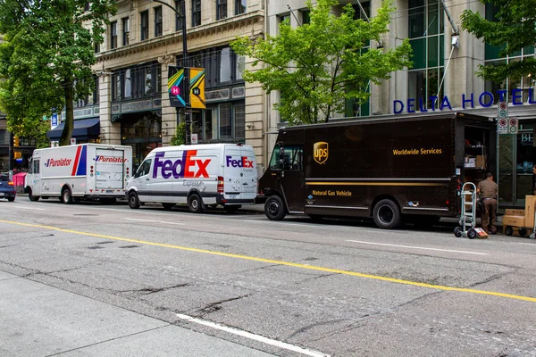 Caminhões Purolator Fedex Ups Estacionados Rua — Fotografia de Stock