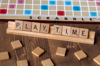 Scrabble masası oyunu Scrabble taşı büyüsüyle 