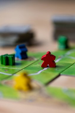 Carcassonne masa üstünde oynanan masa oyunu