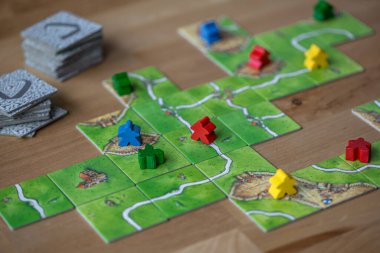 Carcassonne masa üstünde oynanan masa oyunu