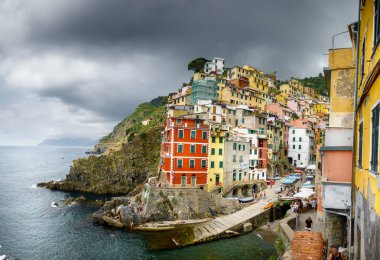 Deniz yoluyla kayalıkta konut binaları, Cinque Terre, İtalya