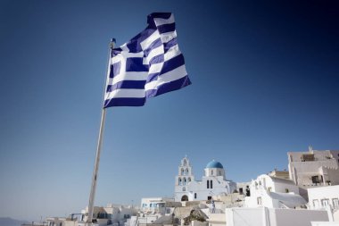 Arka planda, Santorini kilise ile Yunan bayrağı