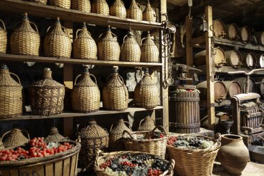 Şaraplık çeşitler ve fıçılar, Şaraphane, Yunanistan, Meteora