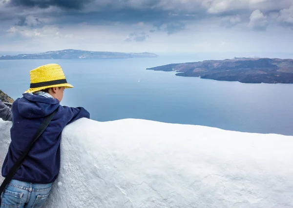 Jongetje Bewonderen Van Santorini Eiland Griekenland — Stockfoto