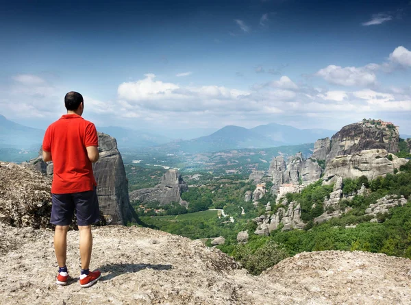 Achteraanzicht Van Mens Kijkend Naar Klif Vallei Meteora Griekenland — Stockfoto